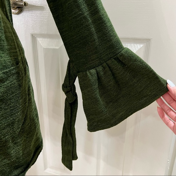 Francesca’s Green Bell Sleeve Bow Cardigan - Picture 3 of 5